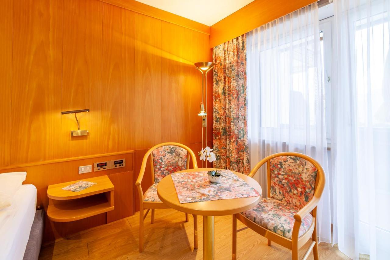 Fruehstuecks-Hotel Olympia ติโรโล ภายนอก รูปภาพ