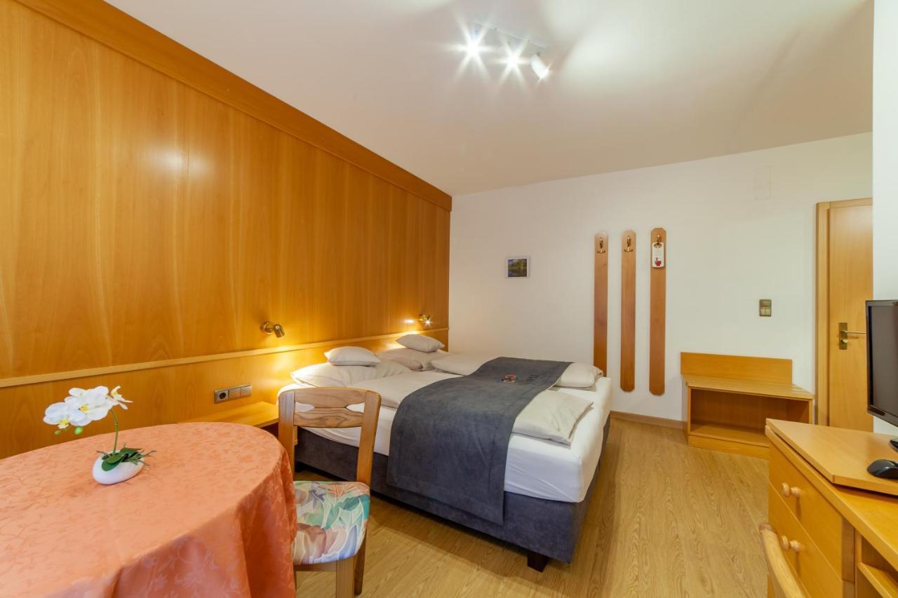 Fruehstuecks-Hotel Olympia ติโรโล ภายนอก รูปภาพ