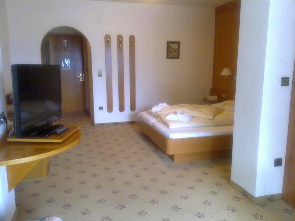 Fruehstuecks-Hotel Olympia ติโรโล ภายนอก รูปภาพ